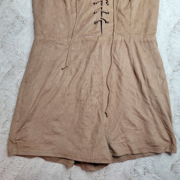 ✨️CL Illa Illa Tan Soft Sleeveless Lace Up Detail Romper Size L - Picture 3 of 13
